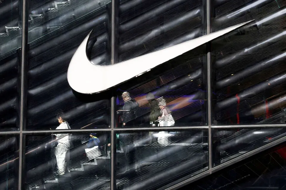 Khách hàng đi xuống cầu thang bên trong một cửa hàng Nike ở thành phố New York (Mỹ). Ảnh: Kylie Cooper/Reuters.