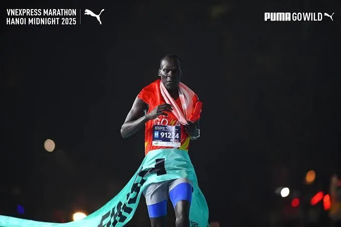 VĐV Kenya Ezekiel Kipruto Kembo vô địch 42km VnExpress Marathon Hanoi Midnight 2025. Ảnh: VnExpress Marathon