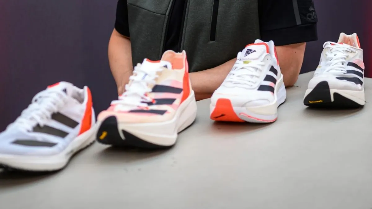 Tại sao ai cũng mê 5 đôi giày Adidas chạy bộ này?